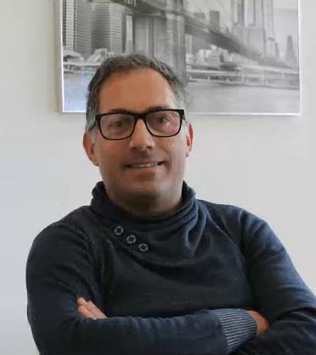 Fotografía de Jakobe Fontan sentando en su oficina