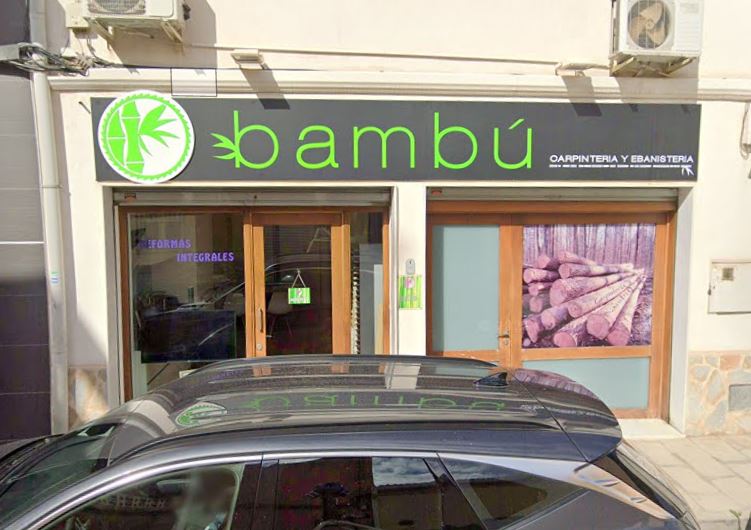 Se muestra la cartelería de Carpintería Bambú, que da testimonio sobre los trabajos en el siguiente texto.