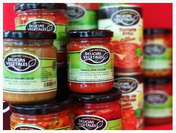 Aparecen unos botes de conservas en una fotografía como muestra de diseño de etiquetas