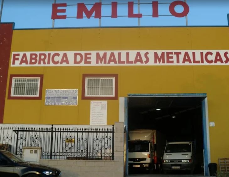 Se muestra la fachada de Enrejados Emilio. Se habla de esta empresa a continuación