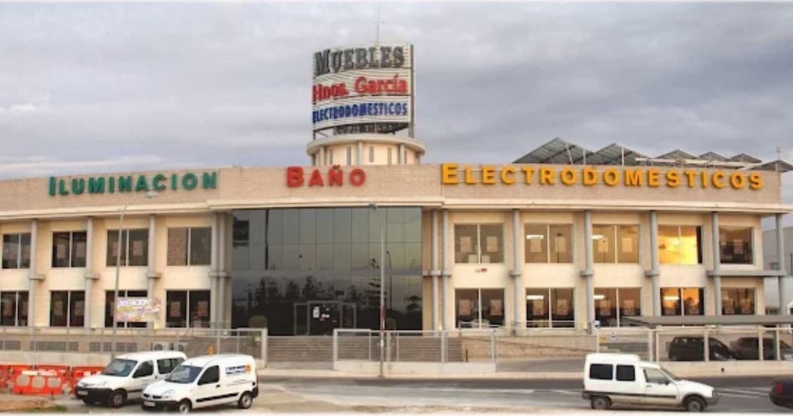 Se muestra la fachada de la empresa Muebles Hnos Garcia sobre la que se habla en el siguiente parrafo